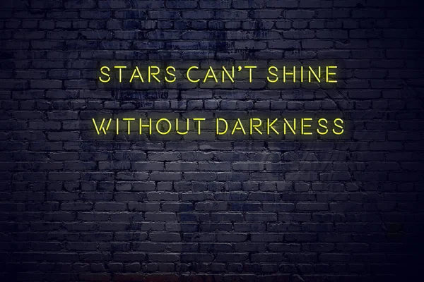 Cita positiva inspiradora sobre letrero de neón contra pared de ladrillo estrellas no pueden brillar sin oscuridad — Foto de Stock