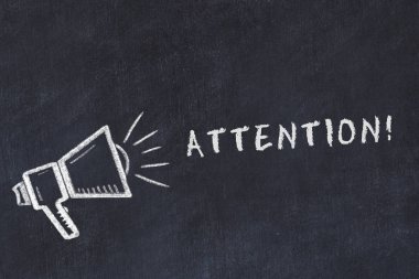 Tebeşir tahtası kroki hoparlör ve cümle dikkat