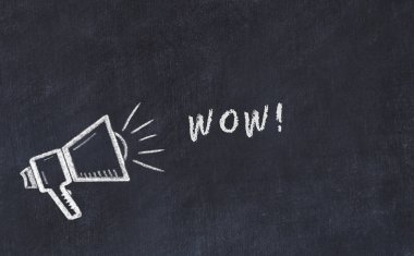Tebeşir tahtası kroki hoparlör ve cümle Wow