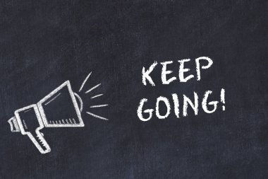 Tebeşir tahtası kroki hoparlör ve motivasyon cümle ile devam et