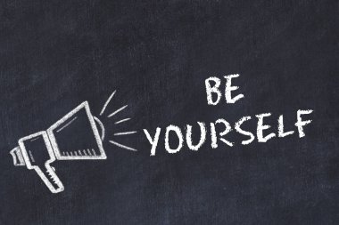 Pano tebeşir kroki ile hoparlör ve motivasyon ifade kendin ol
