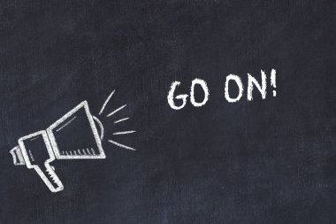 Tebeşir tahtası kroki hoparlör ve motivasyon cümle ile devam et