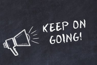 Tebeşir tahtası kroki hoparlör ve motivasyon cümle ile devam devam