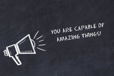 Tebeşir tahtası kroki hoparlör ve bilge motivasyonel ifade ile