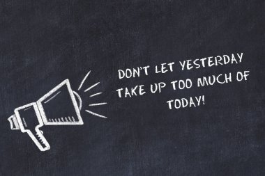 Tebeşir tahtası kroki hoparlör ve bilge motivasyonel ifade ile