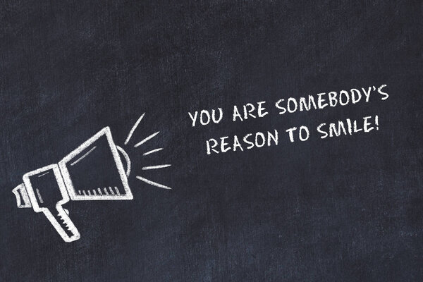 Набросок доски с громкоговорителем и мудрой мотивационной фразой
