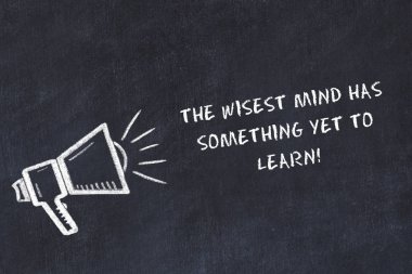 Tebeşir tahtası kroki hoparlör ve bilge motivasyonel ifade ile