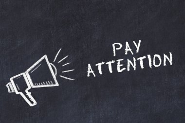 Tebeşir tahtası kroki ile hoparlör ve cümle dikkat