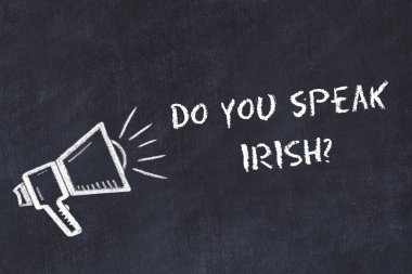 Yabancı dilde öğrenme konsepti. Cümle ile hoparlör tebeşir sembolü İrlandalı konuşmak mı