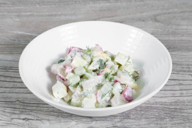 Sebze ve ekşi krem sos ile salata kase