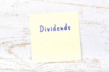 El yazısı metin temettü ile sarı yapışkan not