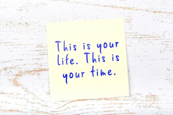 Κίτρινη αυτοκόλλητη νότα με χειρόγραφο κείμενο αυτή είναι η ζωή σου, αυτή είναι η ώρα σου. — Φωτογραφία Αρχείου