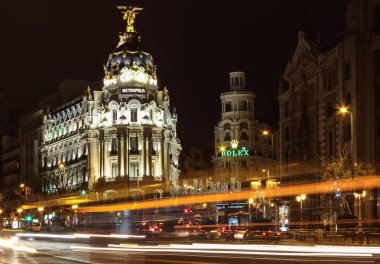 6 Ocak 2014. Madrid, Ispanya: trafik ışıkları ve Gran Via Caddesi mimarisi 