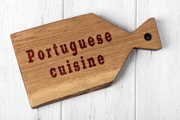 Placa de corte de madeira com inscrição. Conceito de cozinha portuguesa — Fotografia de Stock