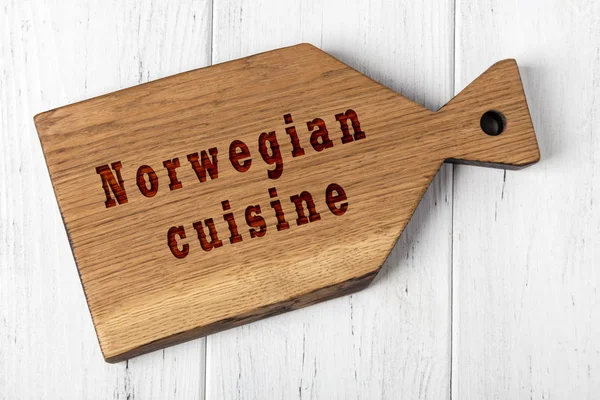 Дерев'яна обробна дошка з написом. Концепція норвезької кухні — стокове фото