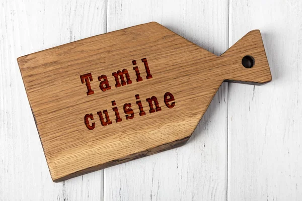 Дерев'яна обробна дошка з написом. Концепція тамільської кухні — стокове фото