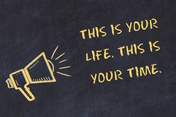 Krijtbord schets met handgeschreven tekst dit is je leven dit is uw tijd — Stockfoto
