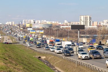 11 Nisan 2019. Moskova, Rusya: Moskova Çevre yolunda ağır trafik