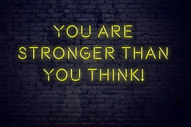 Yazıt ile neon işareti gece görünümü 