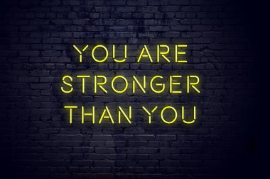 Yazıt ile neon işareti gece görünümü 