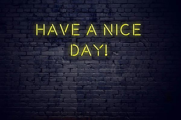 Ночной вид на неоновый знак с надписью имеют хороший день — стоковое фото