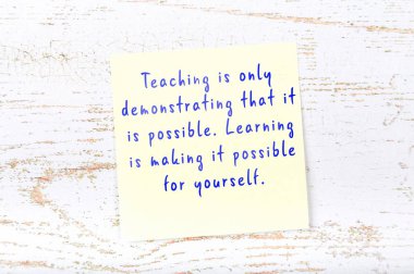 Pozitif Inspiring alıntı Yapışkan notu üzerinde el yazısı