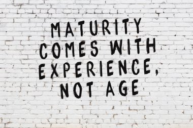 Boyalı siyah motivasyonel alıntı yazıtı ile beyaz tuğla duvar