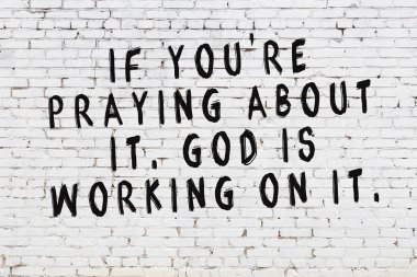 Boyalı siyah motivasyonel alıntı yazıtı ile beyaz tuğla duvar