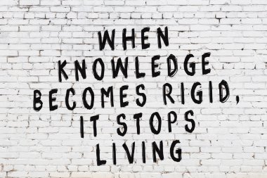 Boyalı siyah motivasyonel alıntı yazıtı ile beyaz tuğla duvar