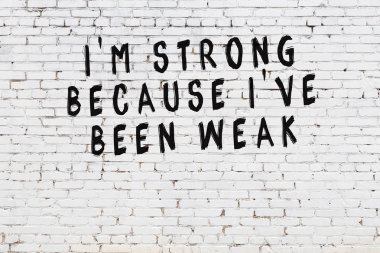 Boyalı siyah motivasyonel alıntı yazıtı ile beyaz tuğla duvar