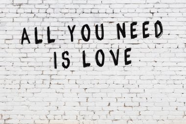 Boyalı siyah motivasyonel alıntı yazıtı ile beyaz tuğla duvar