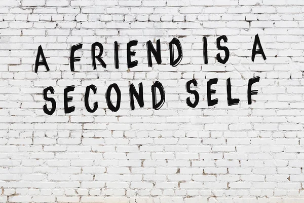 Boyalı siyah motivasyonel alıntı yazıtı ile beyaz tuğla duvar