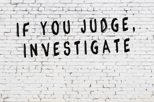 Boyalı siyah motivasyonel alıntı yazıtı ile beyaz tuğla duvar