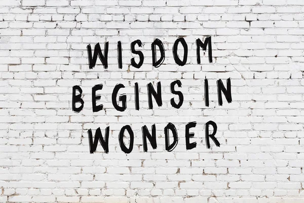 Boyalı siyah motivasyonel alıntı yazıtı ile beyaz tuğla duvar