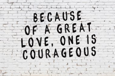 Boyalı siyah motivasyonel alıntı yazıtı ile beyaz tuğla duvar