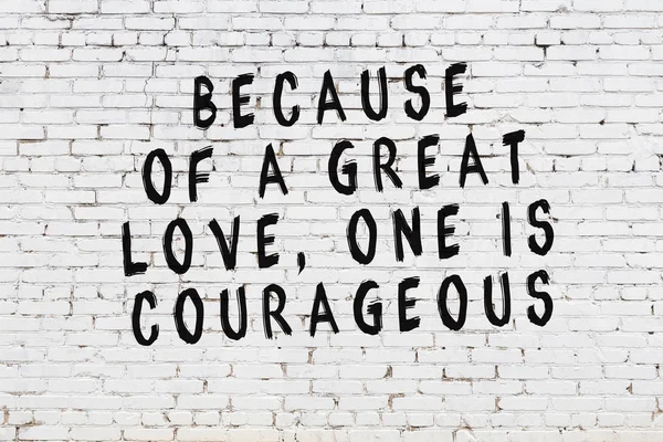 Boyalı siyah motivasyonel alıntı yazıtı ile beyaz tuğla duvar