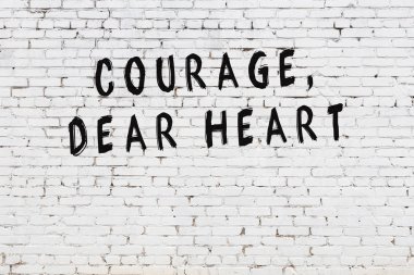 Boyalı siyah motivasyonel alıntı yazıtı ile beyaz tuğla duvar