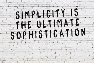 Boyalı siyah motivasyonel alıntı yazıtı ile beyaz tuğla duvar