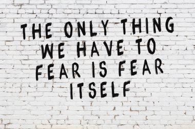 Boyalı siyah motivasyonel alıntı yazıtı ile beyaz tuğla duvar