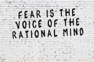 Boyalı siyah motivasyonel alıntı yazıtı ile beyaz tuğla duvar