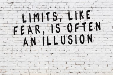 Boyalı siyah motivasyonel alıntı yazıtı ile beyaz tuğla duvar