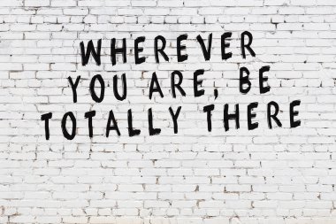 Boyalı siyah motivasyonel alıntı yazıtı ile beyaz tuğla duvar