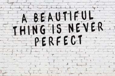 Boyalı siyah motivasyonel alıntı yazıtı ile beyaz tuğla duvar