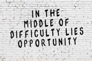 Boyalı siyah motivasyonel alıntı yazıtı ile beyaz tuğla duvar