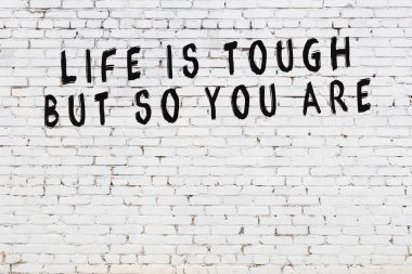 Boyalı siyah motivasyonel alıntı yazıtı ile beyaz tuğla duvar