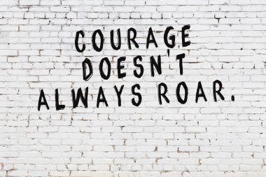 Boyalı siyah motivasyonel alıntı yazıtı ile beyaz tuğla duvar