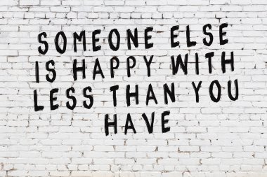 Boyalı siyah motivasyonel alıntı yazıtı ile beyaz tuğla duvar