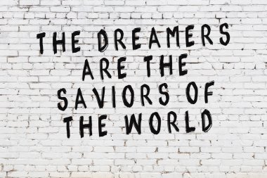 Boyalı siyah motivasyonel alıntı yazıtı ile beyaz tuğla duvar