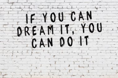 Boyalı siyah motivasyonel alıntı yazıtı ile beyaz tuğla duvar