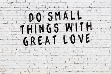 Boyalı siyah motivasyonel alıntı yazıtı ile beyaz tuğla duvar